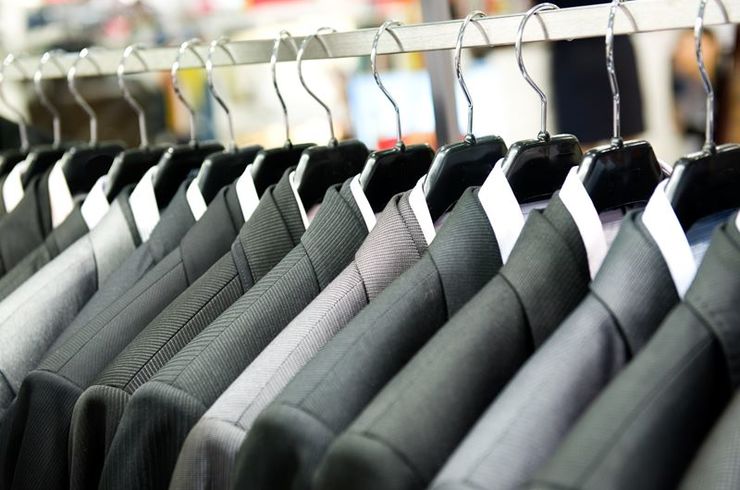 スーツが並んでいる